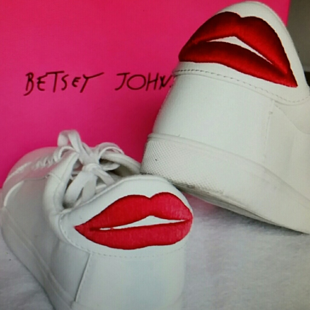 White sneakers embroidery lips on back - Picture 1 of 4